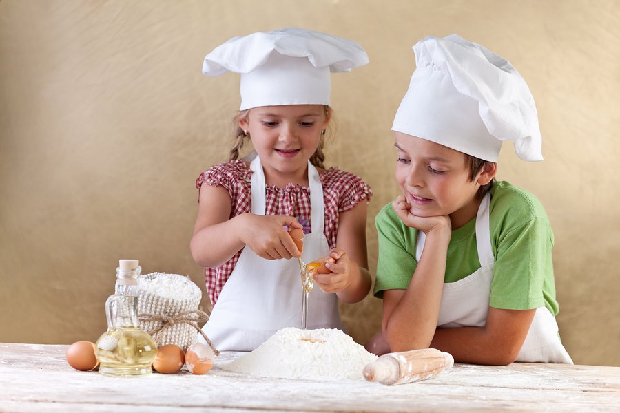 Как научить ребенка готовить обед