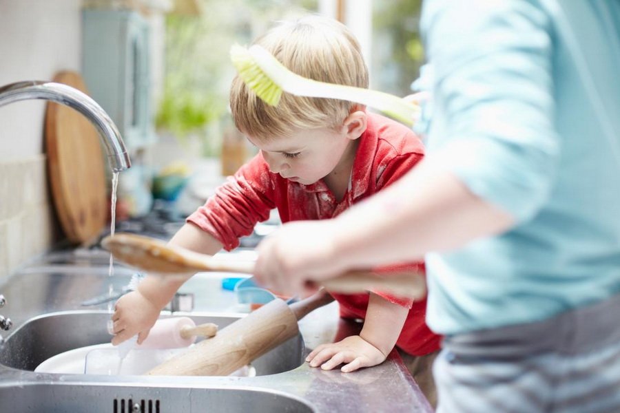 Как научить ребенка мыть посуду