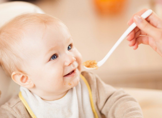 Как начинать кормить ребёнка твёрдой пищей