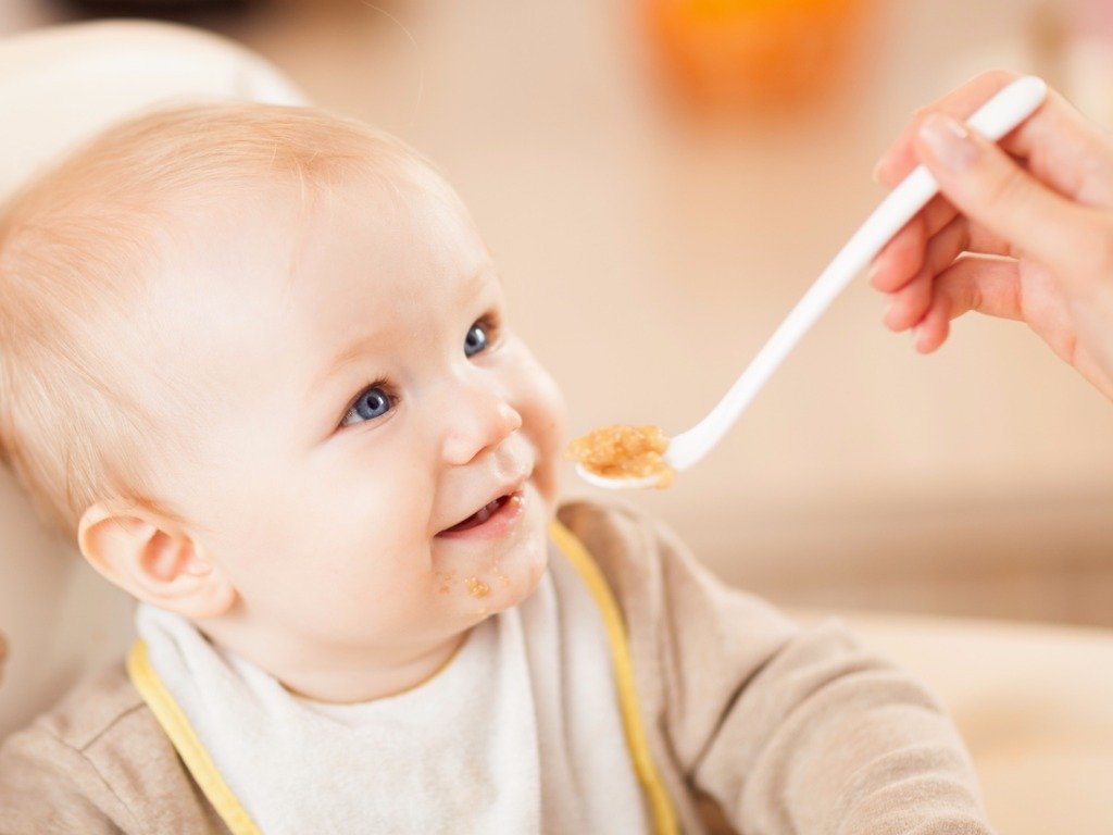 Как начинать кормить ребёнка твёрдой пищей