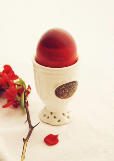 Яйца красного цвета на Пасху