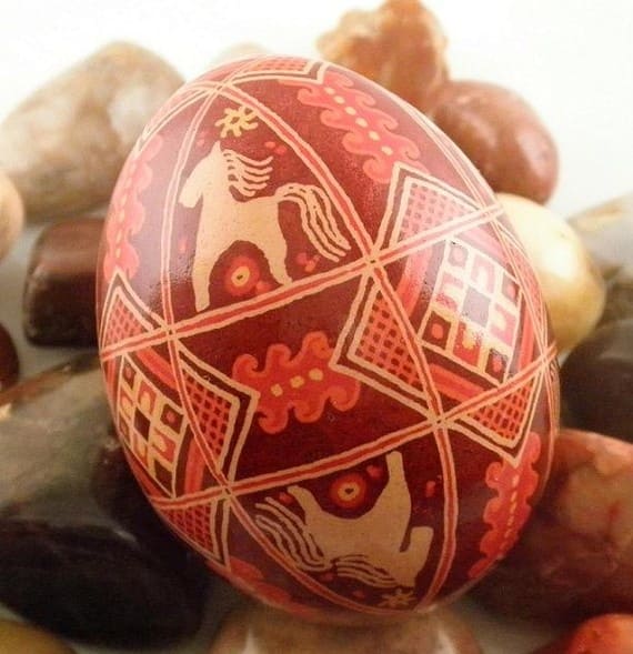 Яйца красного цвета на Пасху