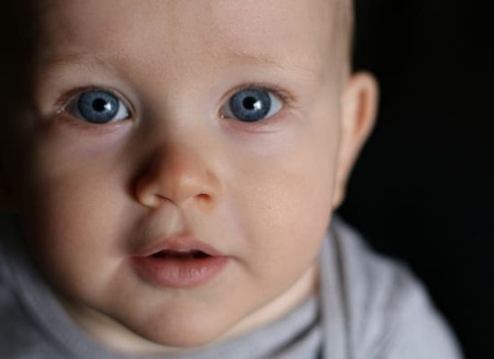 Когда у ребенка начинают меняться глаза?