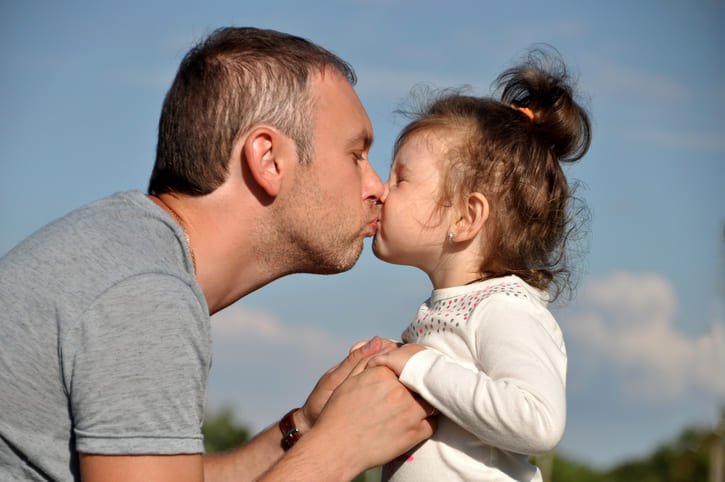 Целует свою дочь в губы