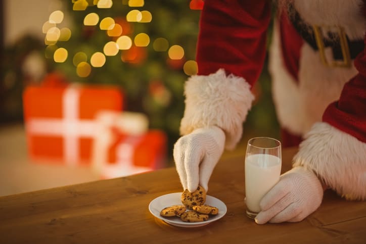 Помимо оставления подарков под елкой, Дед Мороз съел печенье и выпил стакан молока.