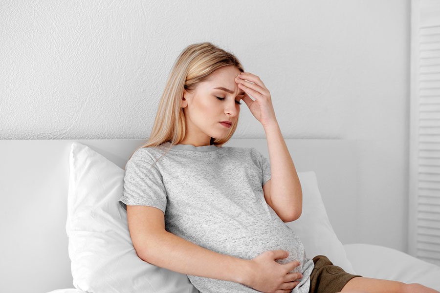 Когда следует немедленно обратиться за медицинской помощью при головной боли во время беременности?