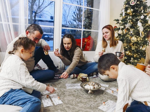 Идеи для семейных игр на Новый год, когда мы все дома