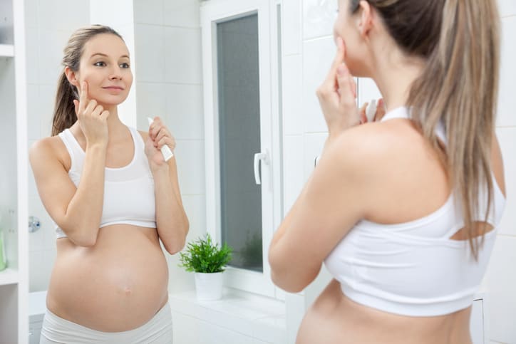 Прыщи при беременности: как бороться, не подвергая ребенка риску?