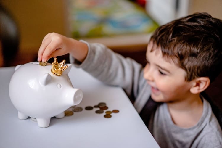 Карманные деньги для детей: когда, сколько и зачем давать деньги детям?