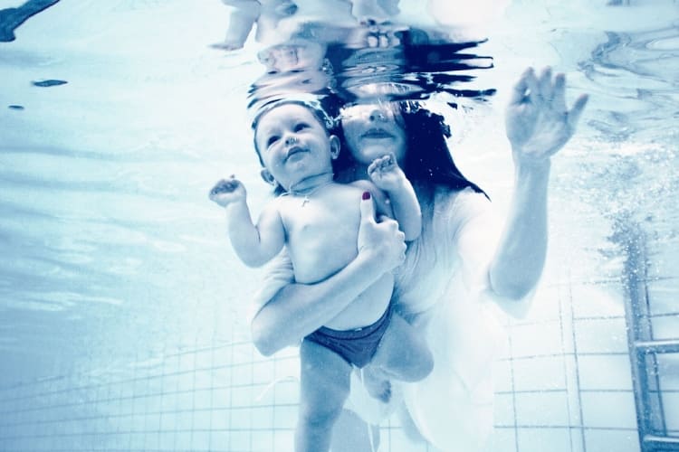 Могут ли младенцы научиться плавать в воде или это всего лишь миф?