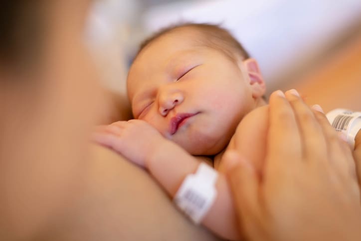 Как установить связь с новорожденным и почему это так важно?