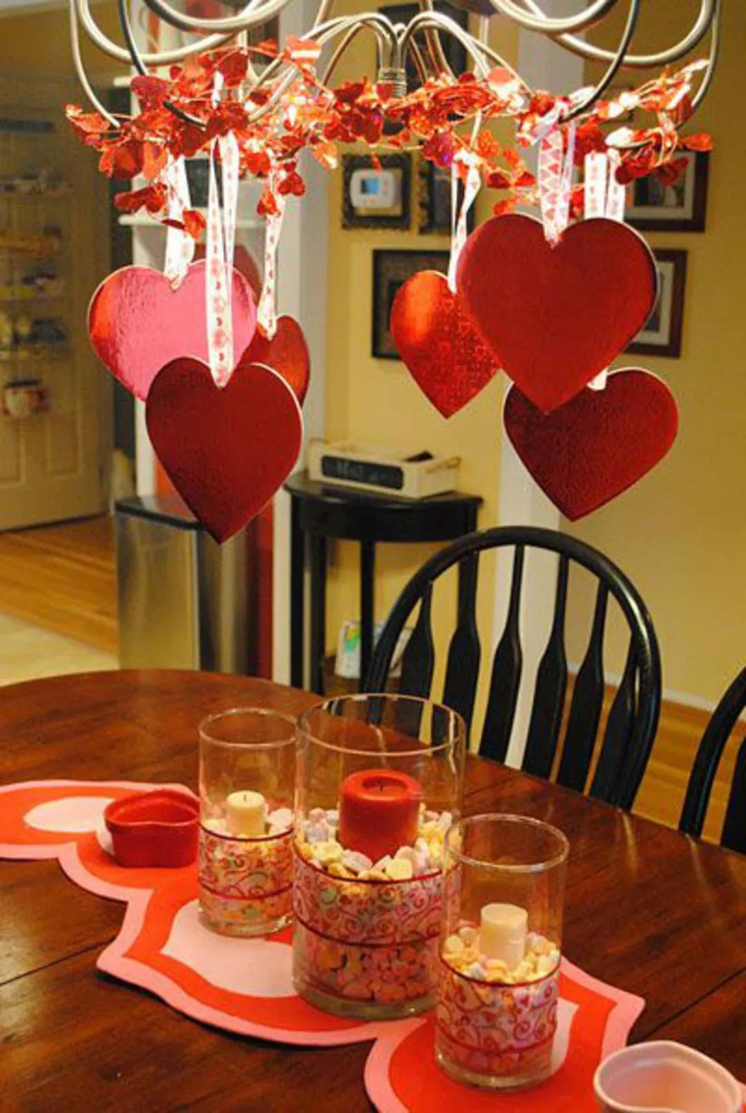 Как украсить стол на День влюбленных