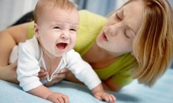 Почему ребенок плачет: 10 причин
