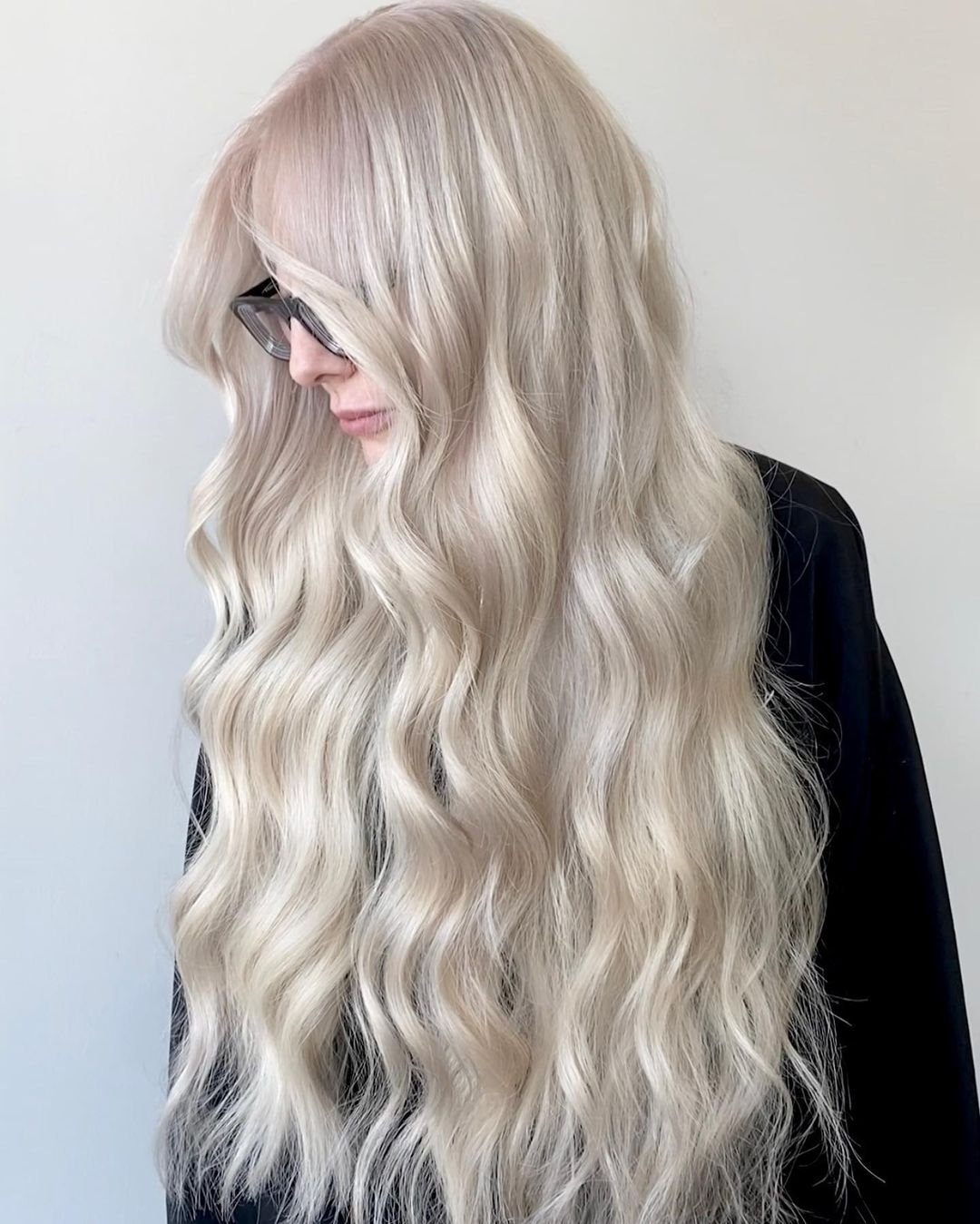 Платиновый блонд на очень длинные волосы.