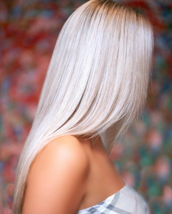 Платиновый блонд на прямые волосы.