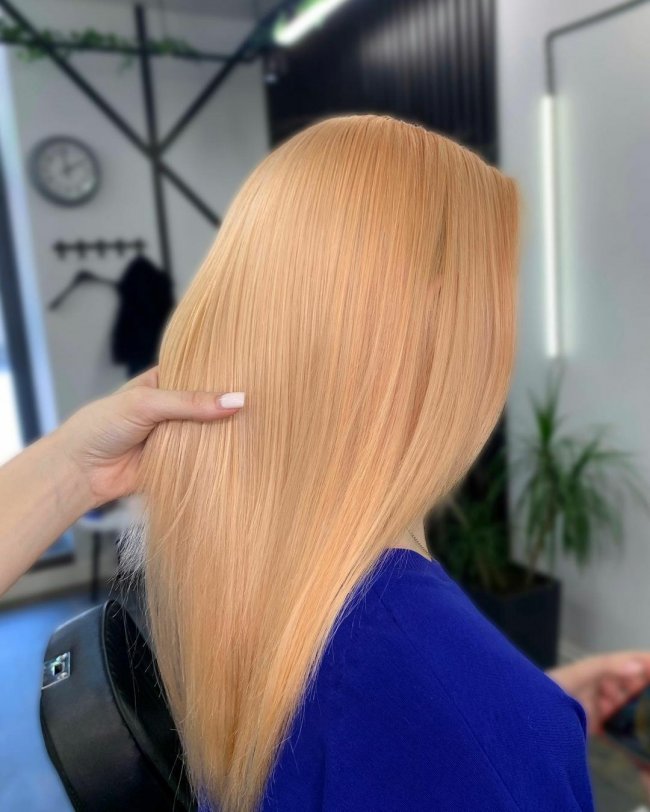 Слоистые и прямые волосы с мелированием в персиковом блонде.