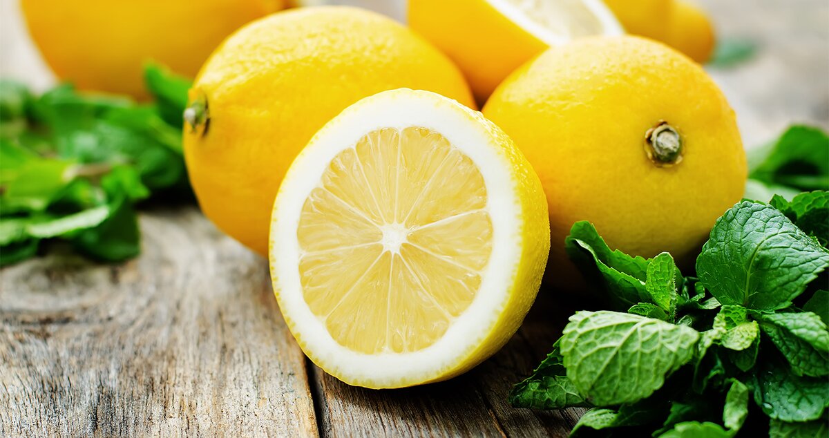 Можно воспользоваться лимоном.