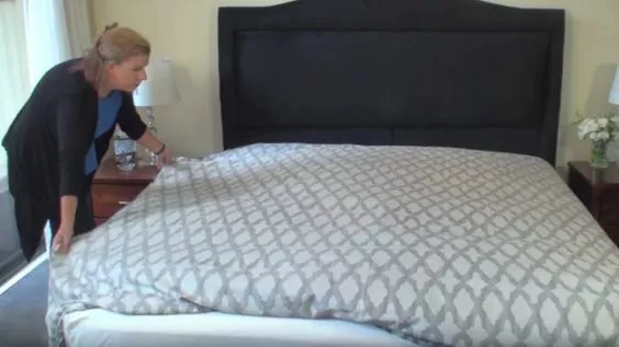 Как заправить одеяло