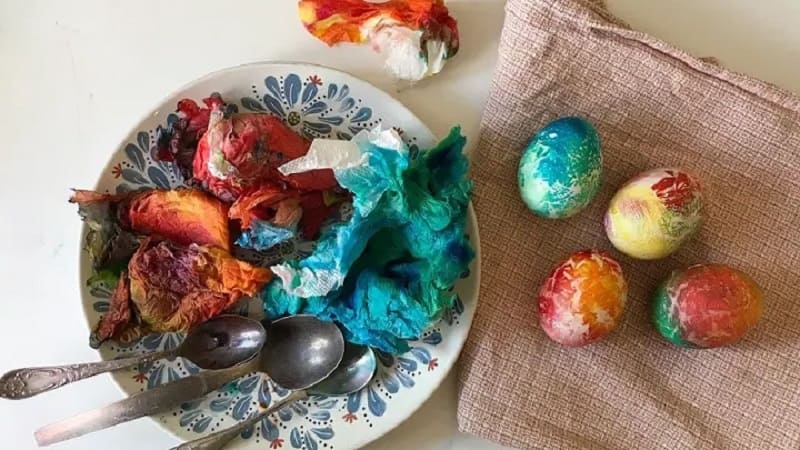 Покраска яиц разноцветными тряпочками
