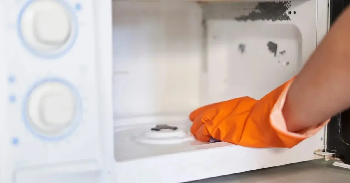 Как почистить микроволновую печь?