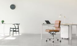 Почему нельзя садиться за рабочее место уволенного сотрудника: приметы