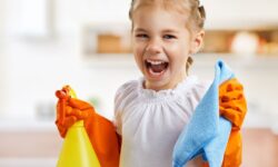 Как учить ребенка убирать в комнате: советы и методики для родителей